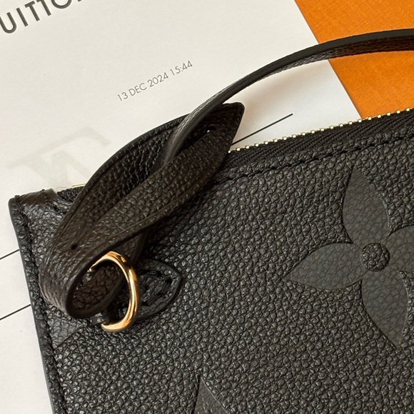 ๐ฅโฃ๏ธ๐ฅ2024 Authentic Louis Vuitton Monogram Empreinte Leather Wristlet - Picture 5 of 9